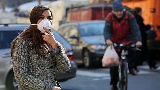 Coronavirus e smog, è l’ora delle polemiche: “Chiari legami”. “No, non è vero”